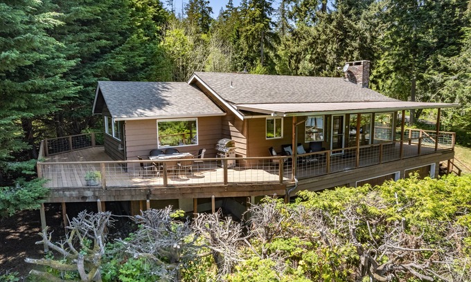Coupeville Casa | Eagles Watch by AvantStay | Large Deck w/ Views