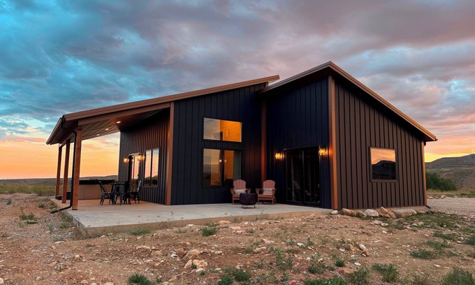 Shell Cabina | Earhart Cabin at Ever Sky Ranch