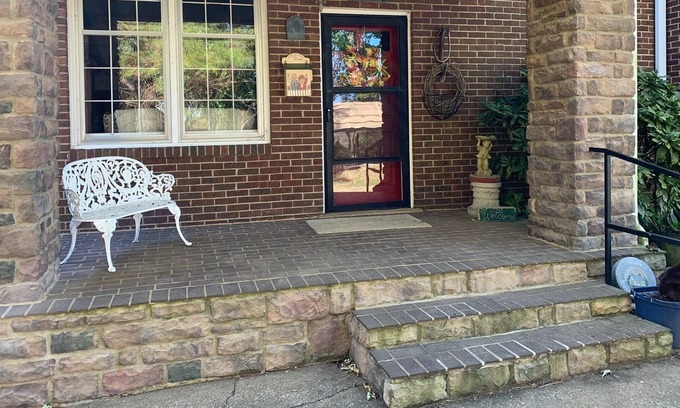 Franklin Otro | Early 1800 farmhouse sitting in the middle of beautiful farmland.