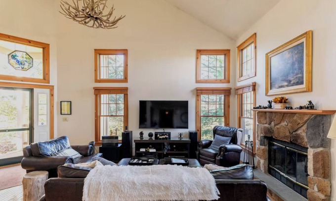 Tannersville Chalet De Esquí | Earthstone Valley | Ski Pool Pickleball