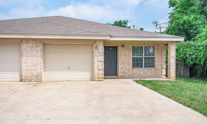 Belton Casa | Easily accessible 2 bedroom 2 bathroom 1 car garage duplex