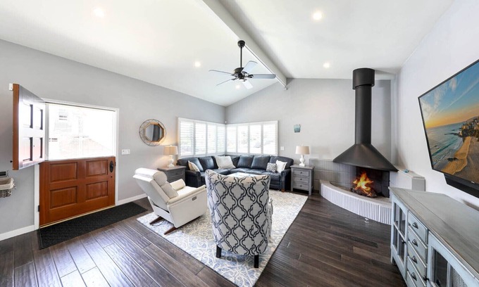 Corona del Mar Casa | Easily walkable to restaurants, bars, and shops!