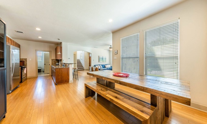 Rosewood Casa | East ATX Home - Parking, NEW, Sleeps 6, Near DT