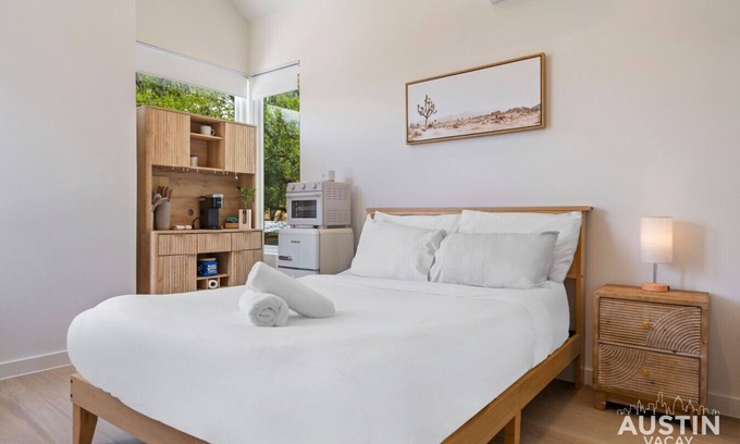 MLK Apartamento | East ATX Studio w Kitchenette & Shared Deck, Walk to UT, Museums, Lady Bird Lake