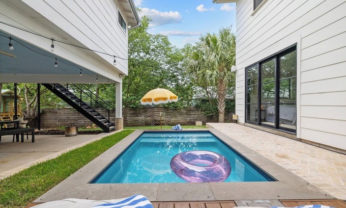 Blackshear-Prospect Hill Casa | East Austin + Private Pool - Eastside Palm Combo!