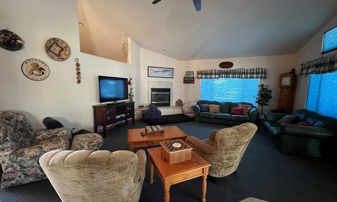 Oak Shores Casa | East Beach Lake House, Family Friendly and Spacious