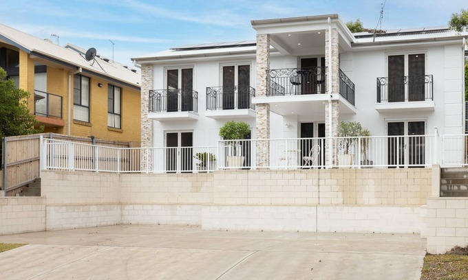 Shoal Bay Casa | East Belmont, 38 Tomaree Rd - spa, linen, Wi-Fi, Air Con , Games Room