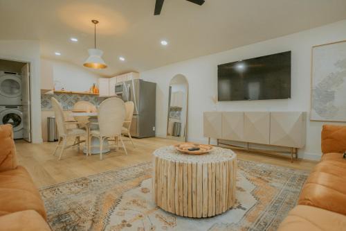 Huning Highland Historic District Casa | East Downtown Desert Chic Casita-Hot Tub-Pet Friendly-No Pet Fees!