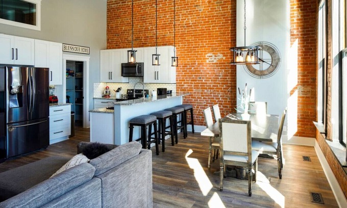 Baker City Apartamento | East Empire Theatre Loft, Downtown! Sleeps 4, Local Golfing 50% Off!
