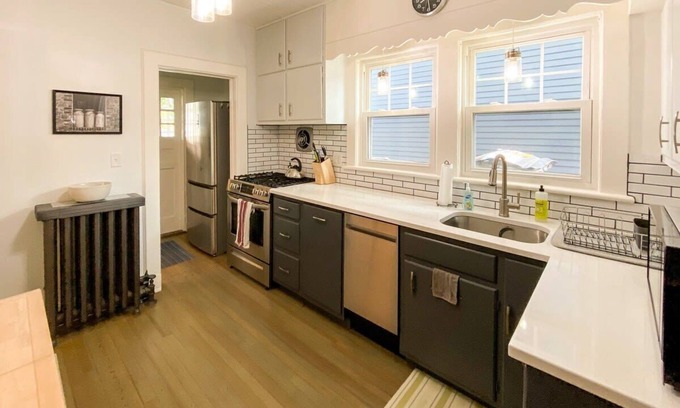 Newburgh Casa | East End Cottage - Charming Family Home near Train