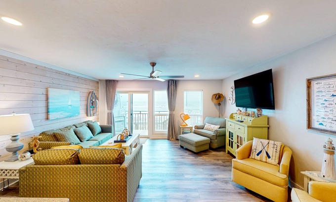 East End Condominio | East-end SGI condo with Gulf views, beach access, on-site pool, & private W/D
