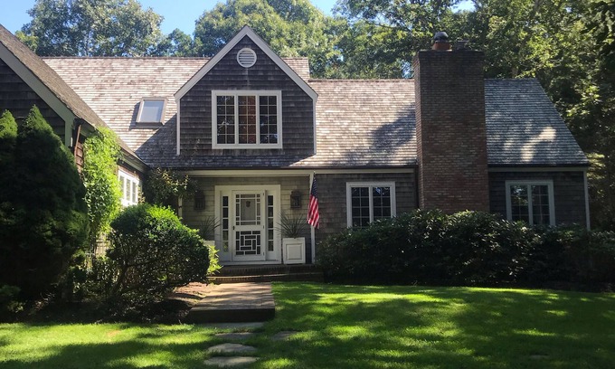 East Hampton North Casa | Alquiler de familia tranquilo en el pueblo de East Hampton del 4 al 11 de agosto, se admiten mascotas entrenadas en la casa.