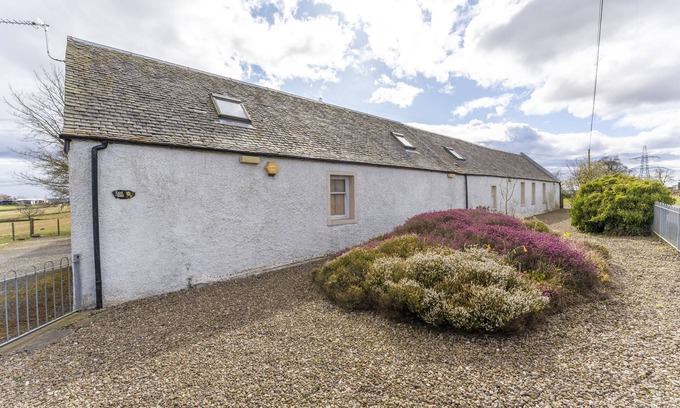 Denny Cabaña | East Kelt Farm Cottage - a cottage that sleeps 6 guests in 3 bedrooms
