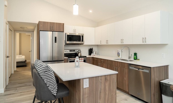 East Kildonan Casa | East Kildonan + Moncton Ave + 2 Bdr Top Level Suite (644A)