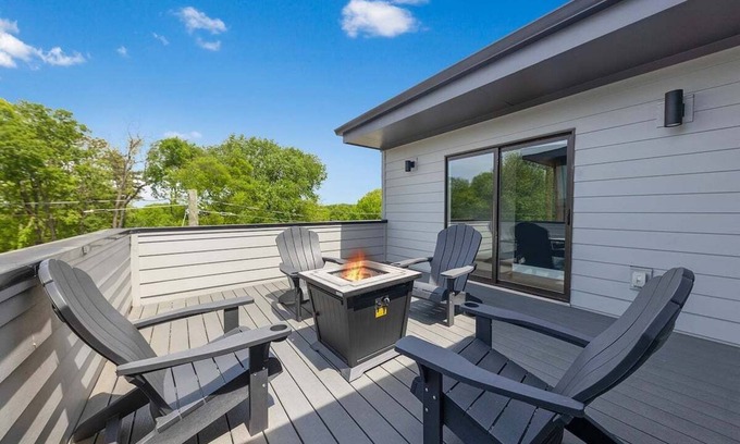 East Nashville Casa | East Nash ~ Rooftop Fire pit ~ Sleeps 12