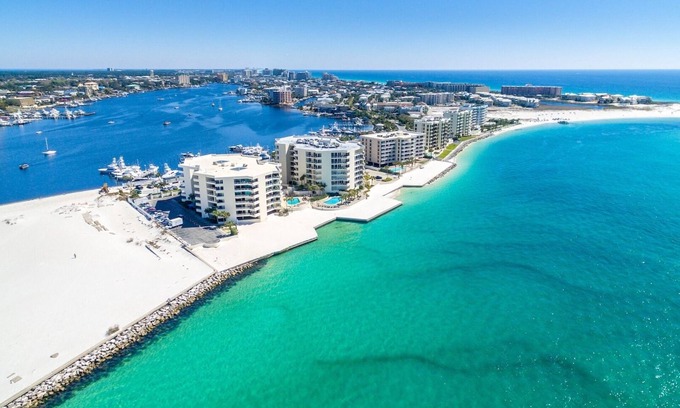 Holiday Isle Condominio | East Pass Towers 305 2 Bedroom Condo by RedAwning