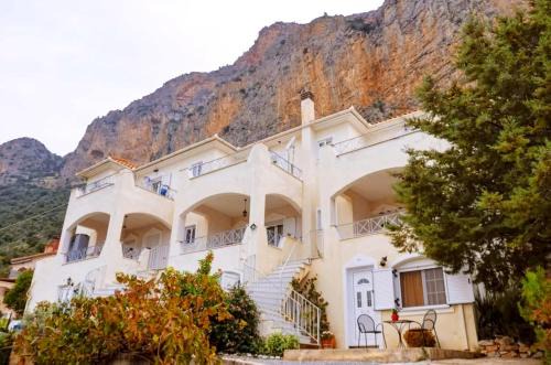 Livadi Apartamento | East Red Rock and View Leonidio maisonette studio