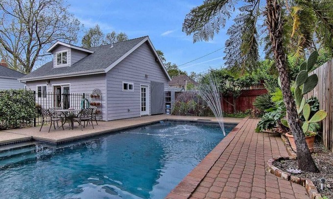 East Sacramento Casa | Explora la ciudad desde el oasis de la piscina del este soleado del saco