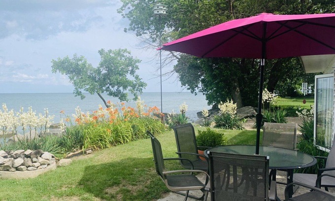 Kingsville Casa | East Shore - Lake View Cottage - Pelee Island