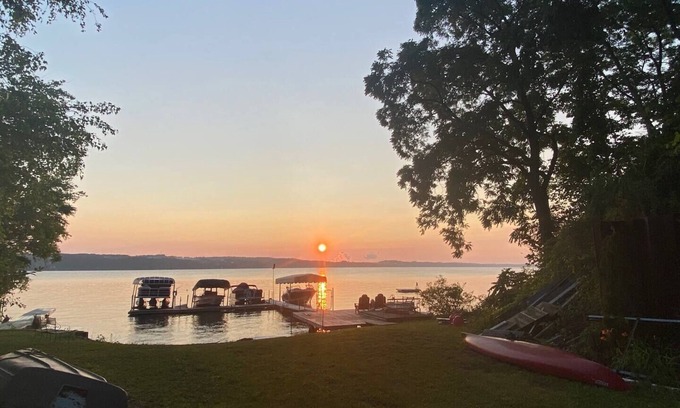 Skaneateles Casa | East Side 4 Bdrm on Skaneateles Lake, firepit, paddle boards, 5 miles to village