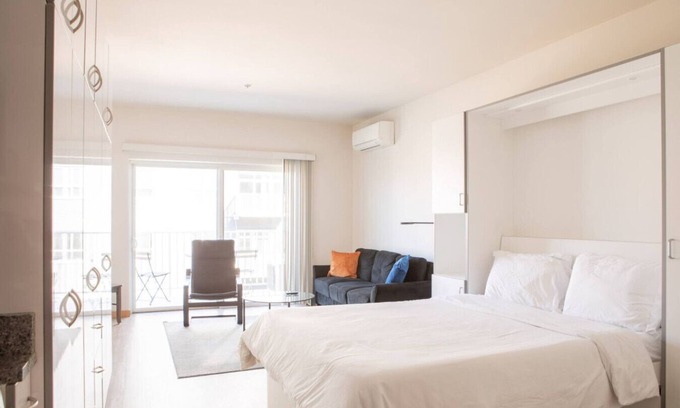 Brewers Hill Apartamento | East Side Studio Apt - Near Brady St and Fiserv with Balcony
