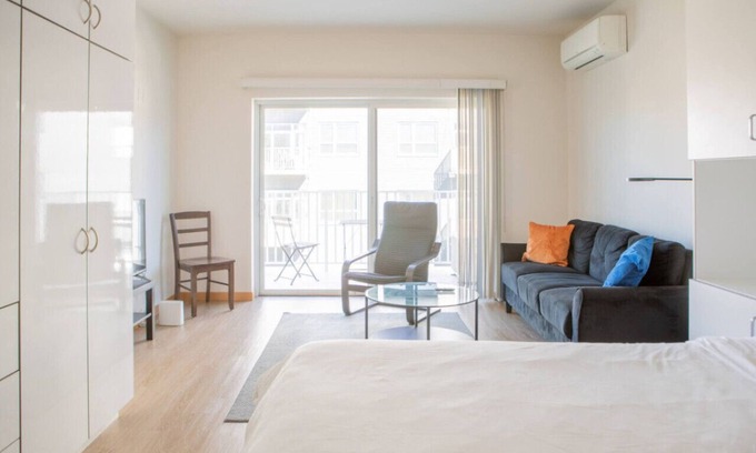 Lower East Side Apartamento | East Side Studio Apt - Near Brady St and Fiserv with Balcony