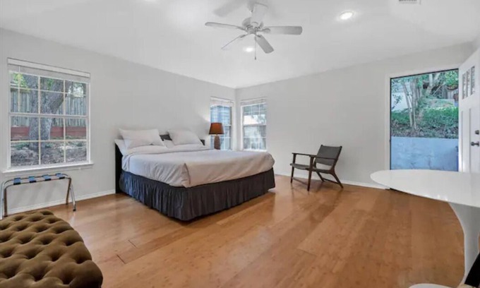 East MLK Apartamento | East Side Studio with Private Yard and Kitchenette