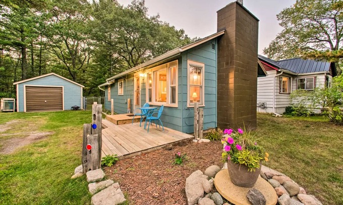 East Tawas Casa | East Tawas Cabin with Deck, Backyard & Fire Pit!
