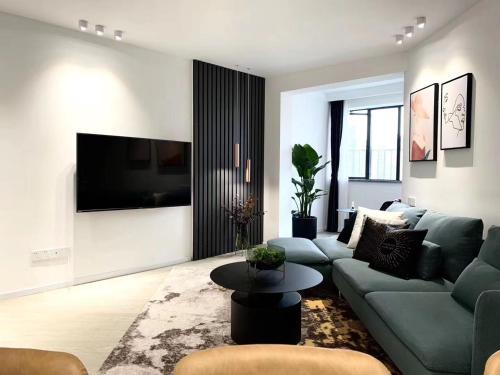 Jing'an Apartamento | Eastern Hub - Jing'an Temple Branch Stylish 3-Bedroom in Bustling Area, Surrounded by Trendy Bistro and Bar Street, Only 100m from Subway