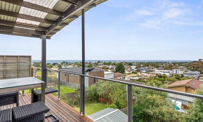 Portarlington Casa | Eastern Views - Modern living with pool and table tennis.