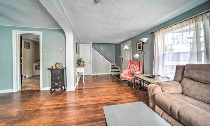 Eastlake Apartamento | Eastlake Home w/ Patio < 1 Mi to Lake Erie!
