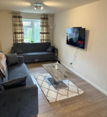Chorlton-on-Medlock Casa | Eastpark 5 bdrms Walk to O2 Apollo and City