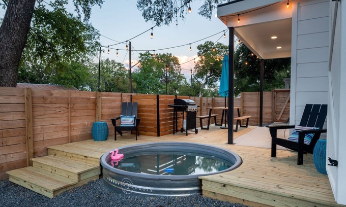 Rosewood Casa | Stylish Eastside Getaway Yard, Pool, Firepit & Golf Nearby
