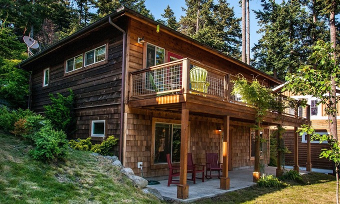 Eastsound Casa | Hermosa familia y mascotas, Ocean View Home Near Downtown Eastsound!