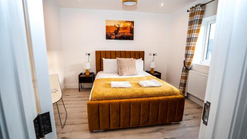 Slough Casa | Easy 2 Manage Brand New 4 BRH, 3Bath Home Slough for 8 Guests Free Parking