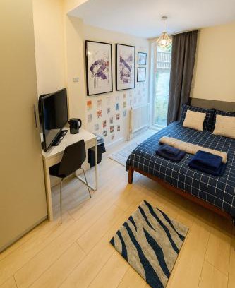Junction Casa | Easy Access to Central London-Private Ensuite & Terrace