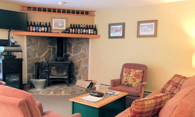 Bromley Mountain Condominio | Easy access to Plaza trail from this Bromley Birches condo