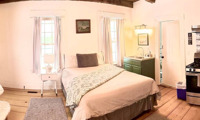 Moscow Apartamento | Easy access to ski Stowe in Modern 1850s Farmhouse