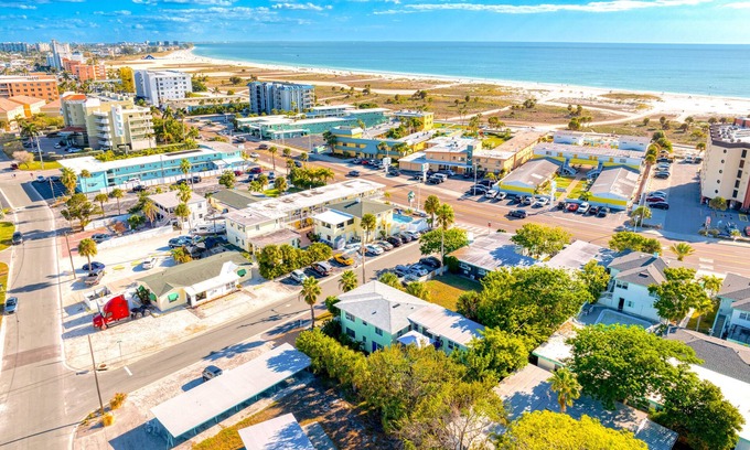 Capri Isle Casa | easy access to beach, large family retreat, huge outdoor area