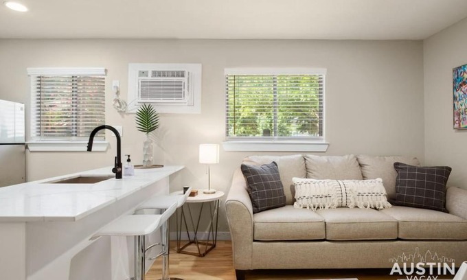 Austin Apartamento | Easy Access to UT Campus Shared Pool and Parking