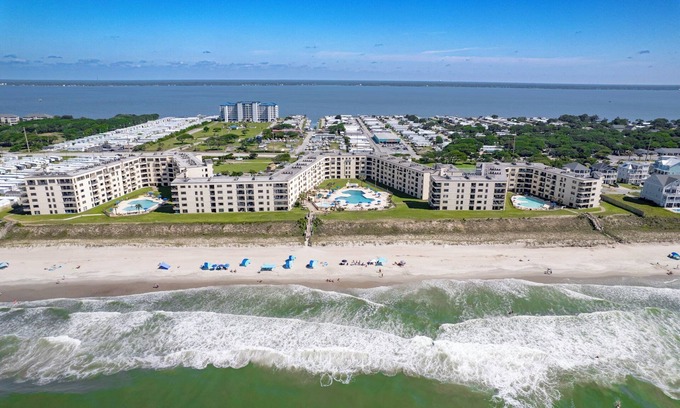 Indian Beach Condominio | Easy Breezy-Oceanfront 1st floor condo in Fun-Filled Summer Winds Resort!