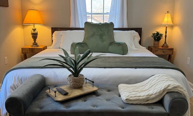 Sweetwater Casa | EASY checkout, Remodeled dollhouse w/KING pets ok