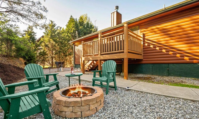 Sevierville Casa | EASY LIVIN - SECLUDED FAMILY LOG CABIN