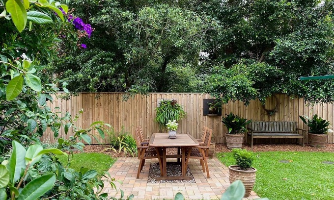 Berry Casa | Easy stroll to main shopping hub, restaurants, cafes and walking trails