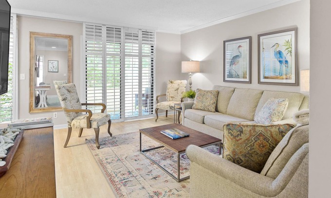 Folly Field Villa | EASY WALK TO THE BEACH - PETS WELCOME - STEPLESS - PRIVATE ENCLOSED PATIO