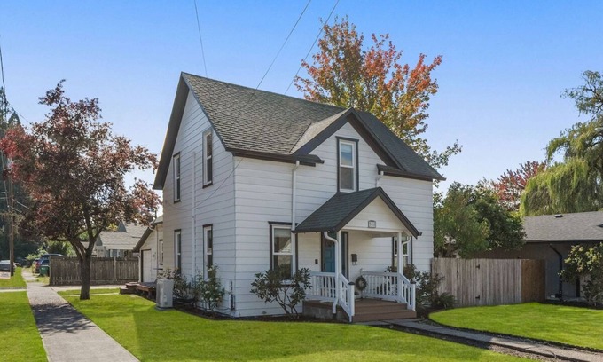 Newberg Casa | Easy walk to wineries/food/shops!