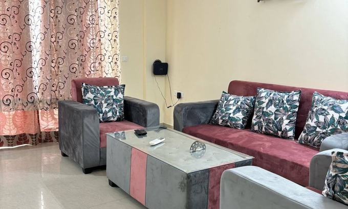 Gomti Nagar Apartamento | Easytrip- Swimming poolside living