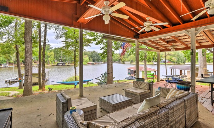 Milledgeville Cabina | Eatonton Getaway on Lake Sinclair w/ Dock!