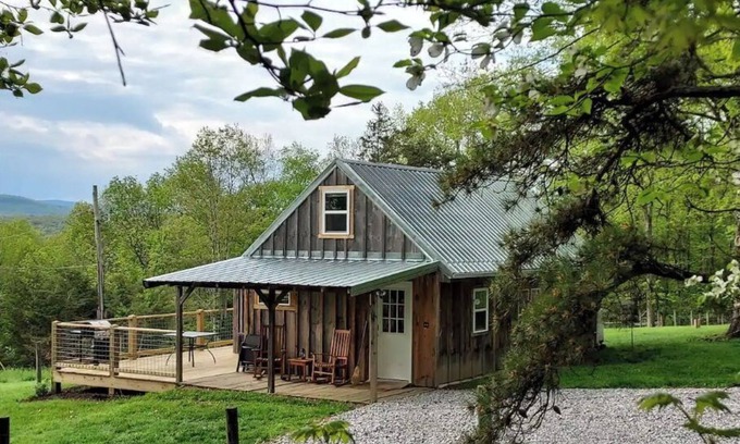 Harper Cabina | Ebenezer Cabin-Private Hot Tub, cozy Cabin w/ Loft