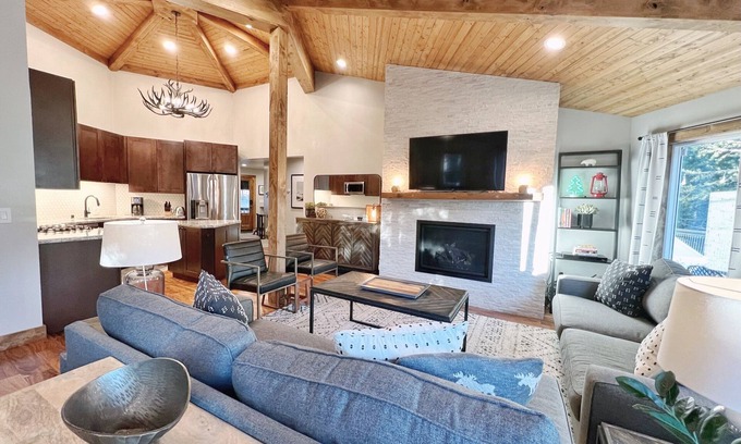 South Shore Cabina | Echo Summit Cabin: Family Friendly - Modern - Hot Tub - River - Fire Pit!